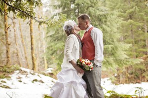 Late_Winter_Snow_Filled_Washington_Wedding_Amanda_Lloyd_Photography_28-h