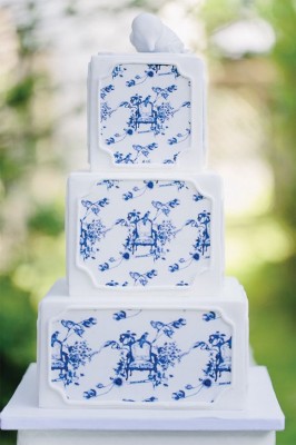 Blue Toile Wedding Cake via Magnolia Rouge Carmen & Ingo Photography